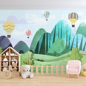 K&ouml;nnte beinhalten: Ein Spielzimmer f&uuml;r Kinder mit einem farbenfrohen Wandbild mit Hei&szlig;luftballons und Bergen. Im Vordergrund befinden sich ein h&ouml;lzerner Spielzeugregal mit einem Schaukelpferd, einem Teddyb&auml;r und einem rosa Sessel.