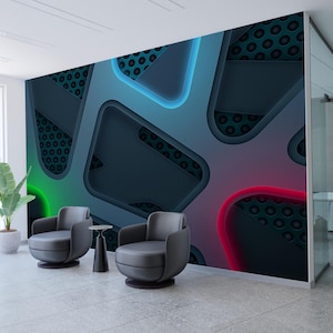 Op de afbeelding: Een abstracte muurschildering met een geometrisch ontwerp in tinten blauw, blauwgroen en rood. De muurschildering heeft gelaagde vormen met een geperforeerde textuur en neonverlichting. Twee grijze fauteuils en een kleine tafel staan voor de muurschildering.