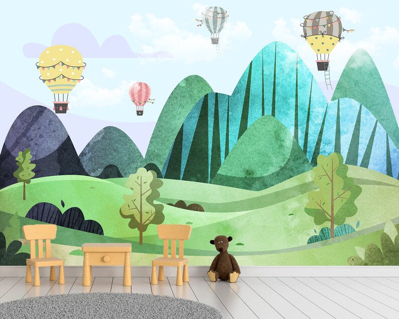 K&ouml;nnte beinhalten: Eine farbenfrohe Illustration einer gr&uuml;nen und blauen Berglandschaft mit Hei&szlig;luftballons, die am Himmel schweben. Die Szene ist perfekt f&uuml;r ein Kinderzimmer oder einen Spielbereich.