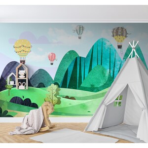 K&ouml;nnte beinhalten: Ein farbenfrohes Kinderzimmer-Wandbild mit einer gr&uuml;nen und blauen Berglandschaft mit Hei&szlig;luftballons. Das Wandbild ist an einer Wand mit einem wei&szlig;en Tipi-Zelt im Vordergrund angebracht.