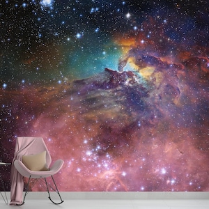 Puede incluir: Una nebulosa vibrante con nubes giratorias de rosa, morado, azul y naranja, salpicada de estrellas blancas brillantes sobre un fondo azul oscuro.