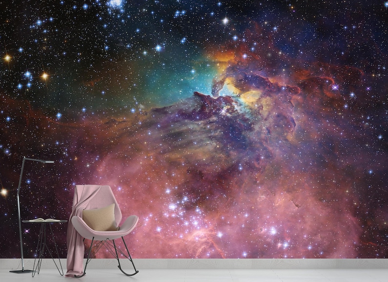 Puede incluir: Una nebulosa vibrante con nubes giratorias de rosa, morado, azul y naranja, salpicada de estrellas blancas brillantes sobre un fondo azul oscuro.