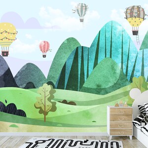 K&ouml;nnte beinhalten: Eine fantasievolle Illustration einer gr&uuml;nen und blauen Berglandschaft mit Hei&szlig;luftballons, die am Himmel schweben. Die Ballons sind mit bunten Streifen und Flaggen verziert.