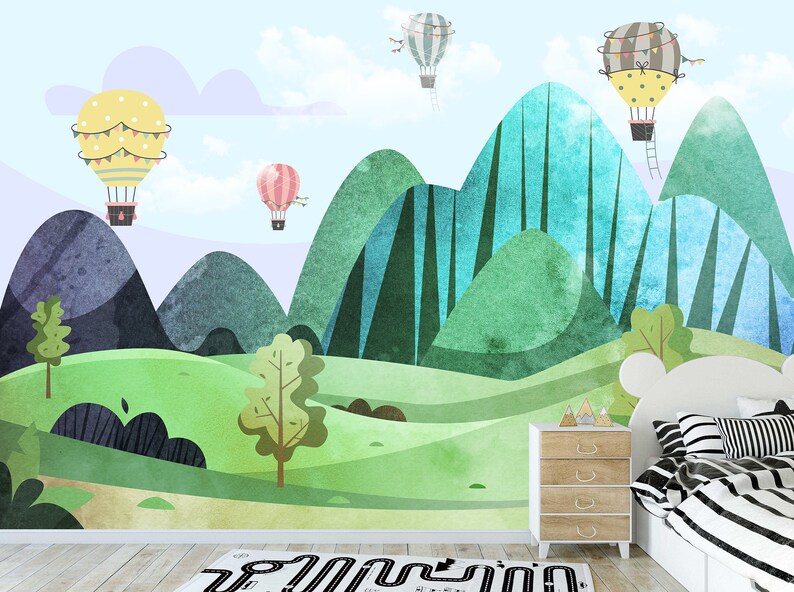K&ouml;nnte beinhalten: Eine fantasievolle Illustration einer gr&uuml;nen und blauen Berglandschaft mit Hei&szlig;luftballons, die am Himmel schweben. Die Ballons sind mit bunten Streifen und Flaggen verziert.