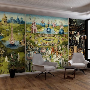 Op de afbeelding: Een kamer met een grote muurschildering die een gedetailleerd, kleurrijk schilderij in middeleeuwse stijl voorstelt. Het kunstwerk is verdeeld in drie panelen, met fantastische landschappen en figuren. Twee grijze fauteuils en een kleine tafel staan voor de muurschildering.