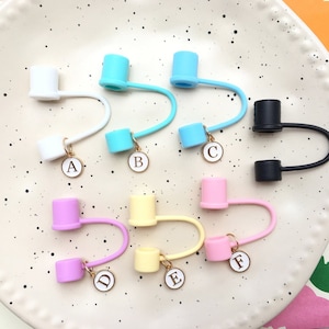 Tapa de pajita minimalista con abalorio para accesorios de Stanley Cup, con inicial adorable, de silicona reutilizable de 9 mm, ideal como recuerdo de fiesta para vaso.