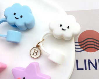 イニシャル入りストローカバーキャップトッパー、スタンレーカップアクセサリーチャーム、再利用可能なシリコンストローチップ蓋、30オンス＆40オンスタンブラー用、9～10mmストロー対応、クラウドスター
