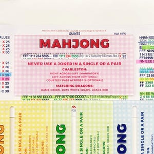 Pode incluir: Um cartão de referência de Mahjong retangular com fundo xadrez rosa e texto vermelho. O cartão apresenta regras do jogo, incluindo instruções para coringas, o Charleston e dragões correspondentes, com uma fenda horizontal no centro.