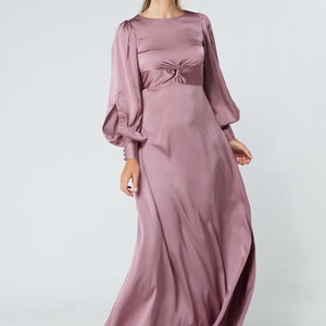 Lila Maxikleid aus weichem Crepe mit Knoten vorne