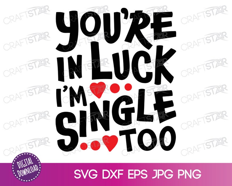 Op de afbeelding: Zwarte en rode grafische tekst die "You're in luck I'm single too" luidt. De tekst is in een vet, speels lettertype. Er zijn drie rode harten in het ontwerp.