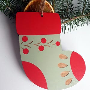 Adorno para tarjeta de regalo o dinero de madera personalizado, regalo de Navidad, nombre personalizado, calcetín verde salvia y rojo