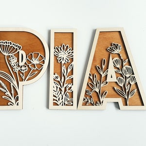 Plaque de nom personnalisée en bois avec lettres de fleurs sauvages, bois de décoration de chambre de bébé bohème, initiales pour chambre de filles, plaque florale, cadeau pour nouveau-né 6 po.