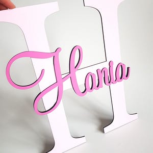 Letra monograma para letrero con nombre de bebé, decoración de madera personalizada para guardería, placa para estante de dormitorio infantil, inicial para puerta o pared, regalo para bebé recién nacido de 12''