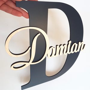 Letrero de madera con nombre y letra monograma, decoración personalizada para guardería, placa para estante de dormitorio infantil, inicial para puerta o pared, regalo para bebé recién nacido de 10''