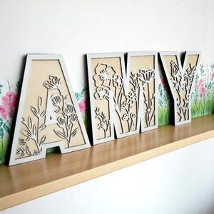 Una letra de madera de flores silvestres, letrero de flores, nombre personalizado con motivo floral, decoración de guardería bohemia para dormitorio de niña, regalo para bebé recién nacido de 12''