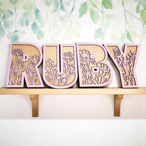 Letra de flor de madera personalizada con nombre, letrero de decoración de guardería boho, placa inicial de madera para dormitorio de niñas, regalo para bebé recién nacido de 8''