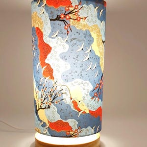 Lampada di carta giapponese con alberi di prugne e gru