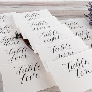 Tarjetas planas para números de mesa de boda / Rasgadas a mano / Bordes desbarbados / Números de mesa de boda / Caligrafía de boda personalizada / Tarjetas de lugar personalizadas