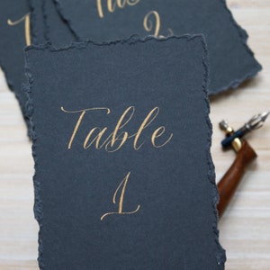 Cartões PRETOS de caligrafia com número de mesa | Casamento Rústico Boho | Borda com deck rasgado | Letras personalizadas | Assentos para eventos especiais | Números de tabela