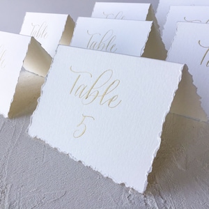 Tischnummer Klappkarten zur Hochzeit | Hand gerissen | Deckled Edge| Hochzeit Tischnummern | Personalisierte Hochzeits-Kalligraphie | Individuelle Platzkarten