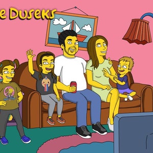 Op de afbeelding: Een cartoonillustratie van een gezin van vier, met de tekst "The Duseks" bovenaan de afbeelding. Het gezin zit op een bruine bank voor een televisie. De vader draagt een wit shirt en een blauwe jeans. De moeder draagt een groene jurk. De twee kinderen dragen kleurrijke shirts en shorts. Het gezin glimlacht en kijkt naar de televisie.