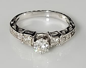 Anillo de compromiso con diamantes en oro blanco de 14 quilates, década de 1940