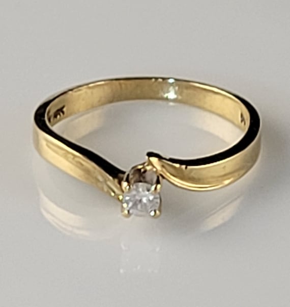 Estate 1/6 ctw Diamond 10KT Gold Bypass Ring