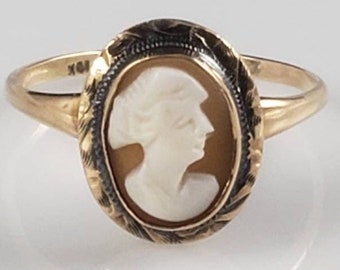 Estate Victorian Shell Cameo Ring in 10KT Yellow Gold