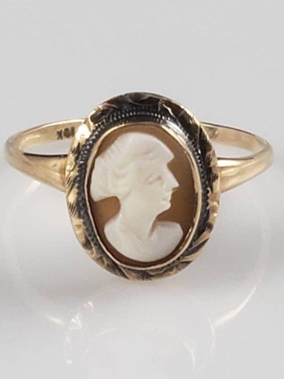 Estate Victorian Shell Cameo Ring in 10KT Yellow G