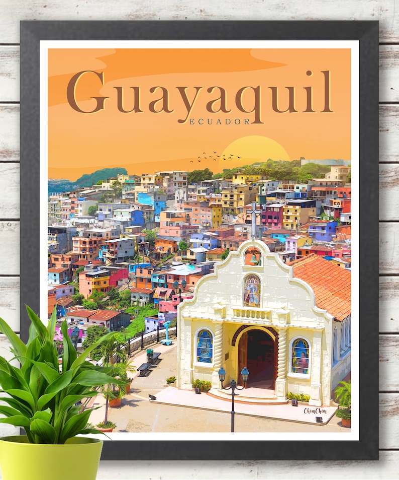 Puede incluir: Una ilustraci&oacute;n colorida de un paisaje urbano en Guayaquil, Ecuador, con una iglesia blanca en primer plano. La iglesia tiene un techo de tejas rojas y un campanario. La ciudad est&aacute; construida en una ladera y tiene muchos edificios coloridos. El cielo es naranja y el sol se est&aacute; poniendo.