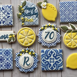 Biscuits d'anniversaire méditerranéens carreaux bleus