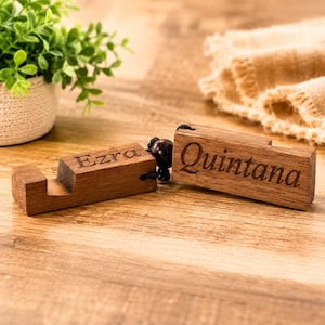 Llavero con soporte para teléfono de madera de nogal personalizado / Regalo grabado personalizado