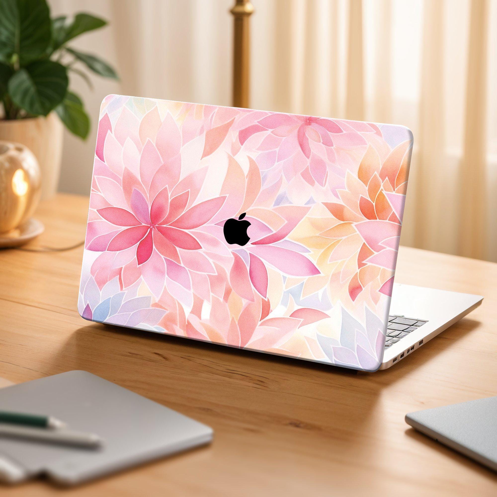 Różowe, kwiatowe etui na MacBooka: twarda obudowa z motywem botanicznym