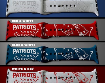 Pode incluir: Seis variações de cor diferentes de uma pulseira de relógio com um logotipo dos Patriots e um design de jogada de futebol. A pulseira é feita de silicone e tem um fundo branco com texto e gráficos pretos, vermelhos, azuis ou brancos. O texto na pulseira diz "PATRIOTS" com um design de jogada de futebol abaixo.