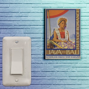 Peut inclure: Affiche de voyage vintage annonçant un voyage à Java et Bali. L'affiche représente une femme en tenue traditionnelle assise sur un bateau avec un parapluie coloré. Le texte indique "Java et Bali, Isles of Romance, Netherland Indian State Railways".