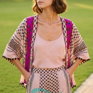 Chaqueta kimono con estampado Koffiyeh y forro / Cárdigan abierto con panel ribeteado floral / Los colores varían.