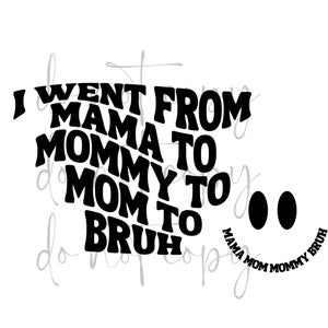Op de afbeelding: Zwart-wit grafisch ontwerp met de tekst "I went from mama to mommy to mom to bruh" en een smiley met de tekst "mama mom mommy bruh" eromheen.