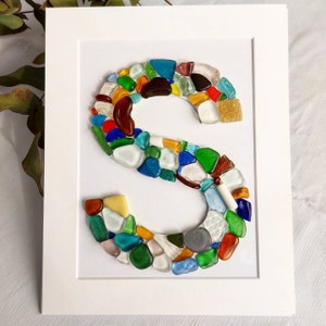 Letra en mosaico de vidrio marino. Multicolor. A base de tablero de madera fina, lista para enmarcar. Vidrio marino auténtico. Regalo personalizado