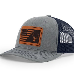 Casquette de camionneur en cuir gravé tête de cerf, bois de cerf, cadeau de chasse pour chasseur, chapeaux en similicuir pour homme, drapeau américain, cadeau de plein air