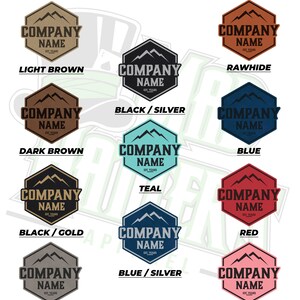 Puede incluir: Opciones de color de parche de cuero para un logotipo de empresa. Los parches presentan un dise&ntilde;o de cordillera con el texto "Nombre de la empresa" y "Est. A&ntilde;os". Los colores incluyen marr&oacute;n claro, marr&oacute;n oscuro, negro y plata, azul verdoso, azul, negro y oro, rojo, azul y plata, gris y rosa.