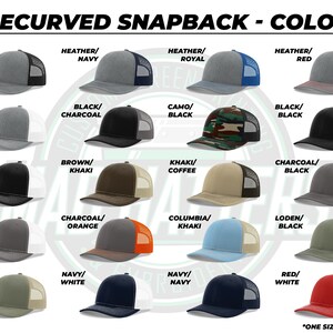 Puede incluir: Una colecci&oacute;n de 16 gorras snapback precurvadas en varios colores y patrones. Las gorras est&aacute;n dispuestas en una cuadr&iacute;cula con las combinaciones de colores enumeradas debajo de cada gorra. El texto "PRECURVED SNAPBACK - COLORS" est&aacute; en la parte superior de la imagen. El texto "*ONE SIZE FITS MOST" est&aacute; en la parte inferior de la imagen.