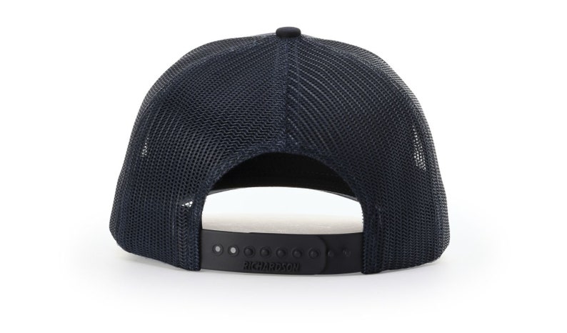 Puede incluir: Una gorra de camionero de malla negra con una correa ajustable negra y la palabra "Richardson" impresa en la correa.