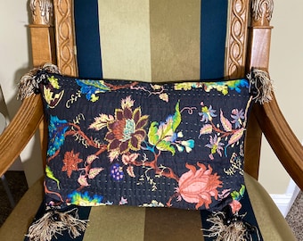 Federa per cuscino con ricamo floreale nero e nappe, 14"x20"