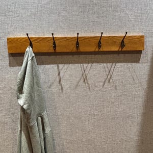 Appendiabiti da parete in legno di conifera fatto a mano, sistema di organizzazione giacche, design rustico, soluzione di stoccaggio per ingresso, estetica da fattoria