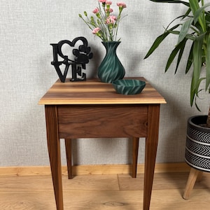 Mesa auxiliar de nogal macizo, elegante mueble rústico de madera de nogal para mesita de noche o sala de estar, idea de regalo única hecha a mano.
