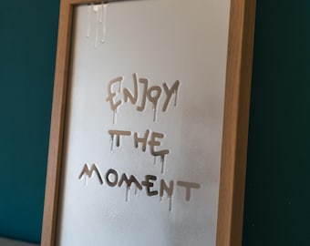 Arte de espejo con inscripción "Te amo" y efecto empañado. Objeto de arte de vidrio esmerilado para el Día de San Valentín.