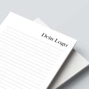 Könnte beinhalten: Ein Stapel weißes liniertes Papier mit dem Text "Dein Logo" in Schwarz gedruckt. Das Papier ist abgewinkelt und zeigt einen Stapel leeren weißen Papiers darunter. Der Hintergrund ist hellgrau.