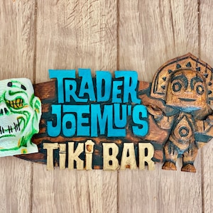 Trader Sam inspiriertes personalisiertes Tiki-Zeichen Zombie Mug Zusätzlich / Benutzerdefiniertes Tiki-Bar-Zeichen
