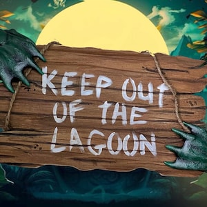 Könnte beinhalten: Verwittertes Holzschild mit dem weißen Schriftzug "KEEP OUT OF THE LAGOON". Das Schild ist mit grünen, klauenartigen Elementen verziert und an einem Seil aufgehängt. Der Hintergrund zeigt eine Dschungelszene mit einem großen gelben Mond.