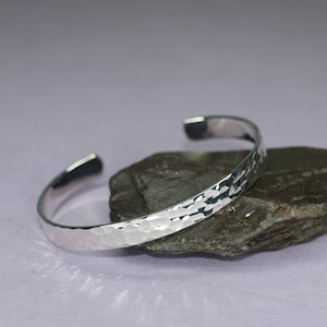 Men&#39;s Gent&#39;s Sterling Silver Hammered Polished Torque Bangle, 30g